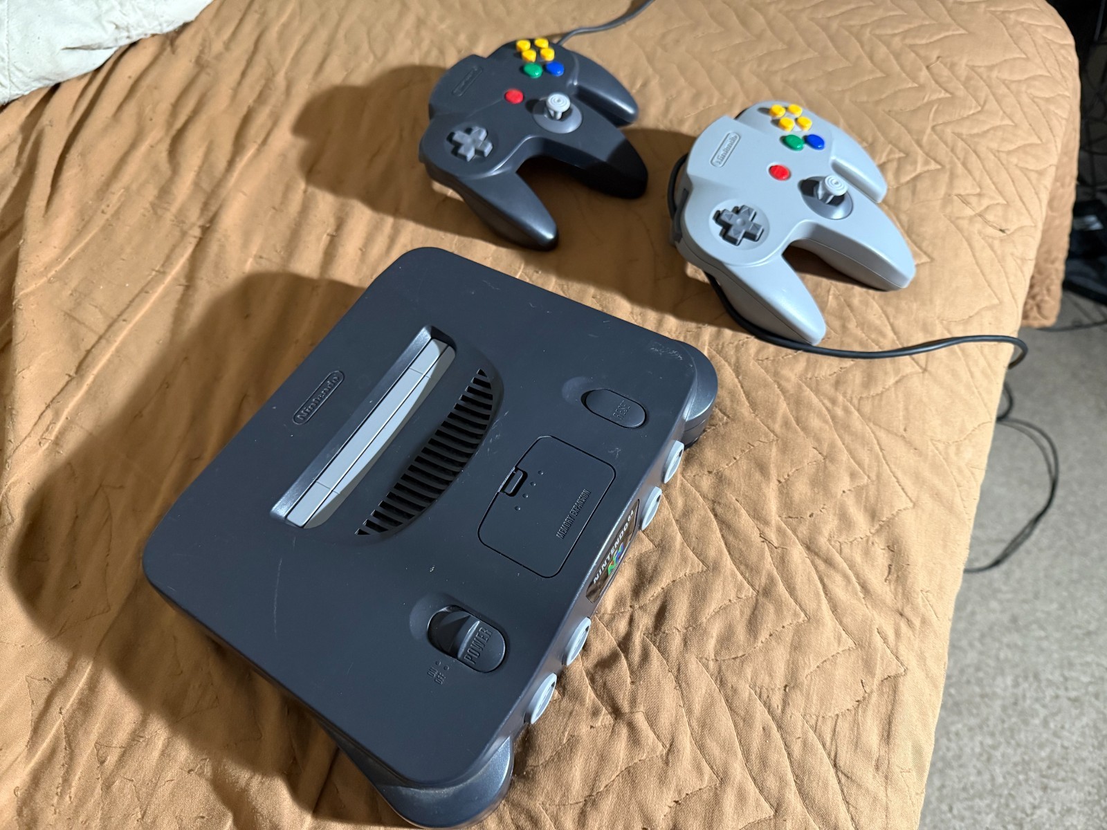 Nintendo 64 TESTED! WORKS! INCLUDES 2 OEM CONTROLLERS, MEMORY CARD AND FREE GAME