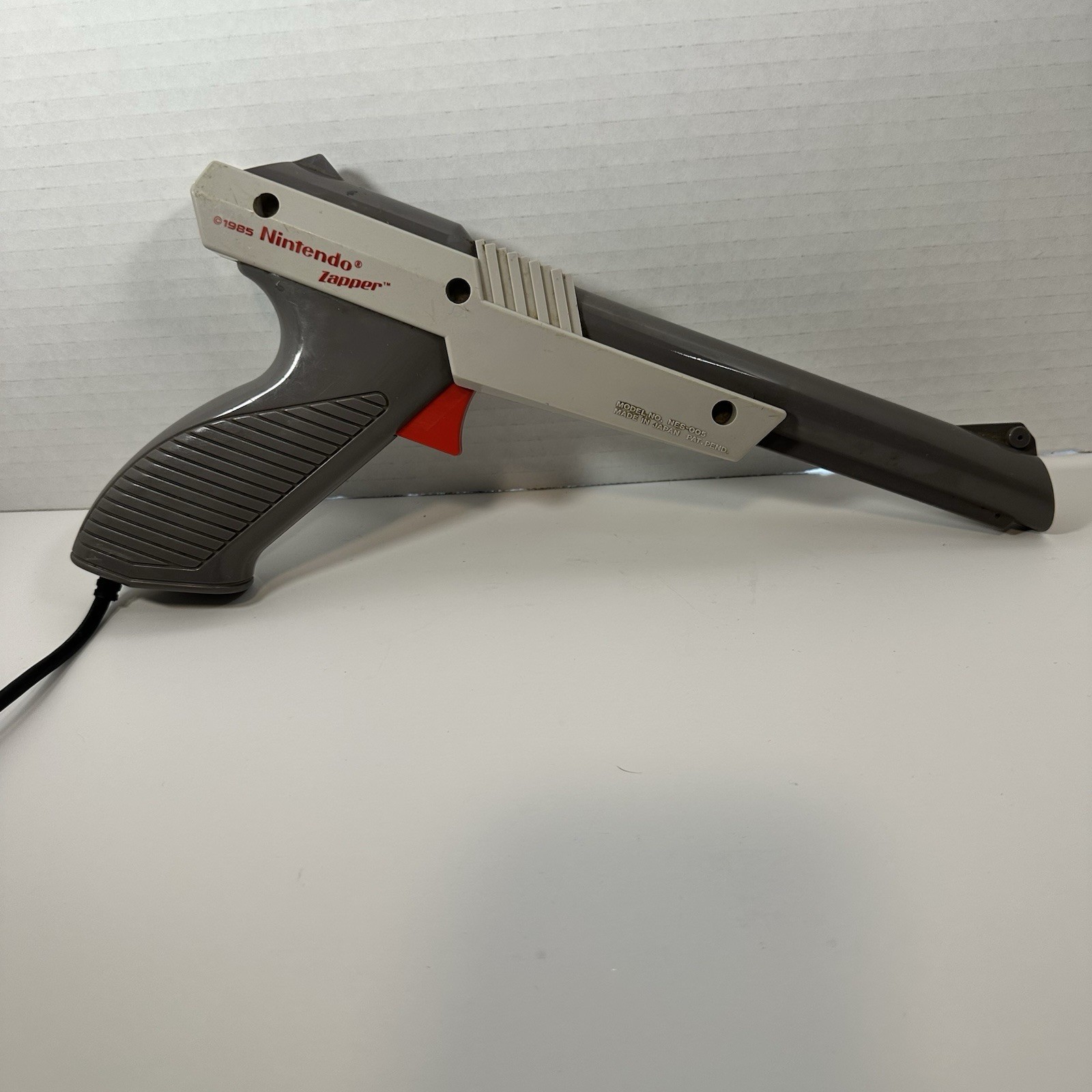 Nintendo NES Zapper Light Gun Gray Controller OEM Original 1985 Grey