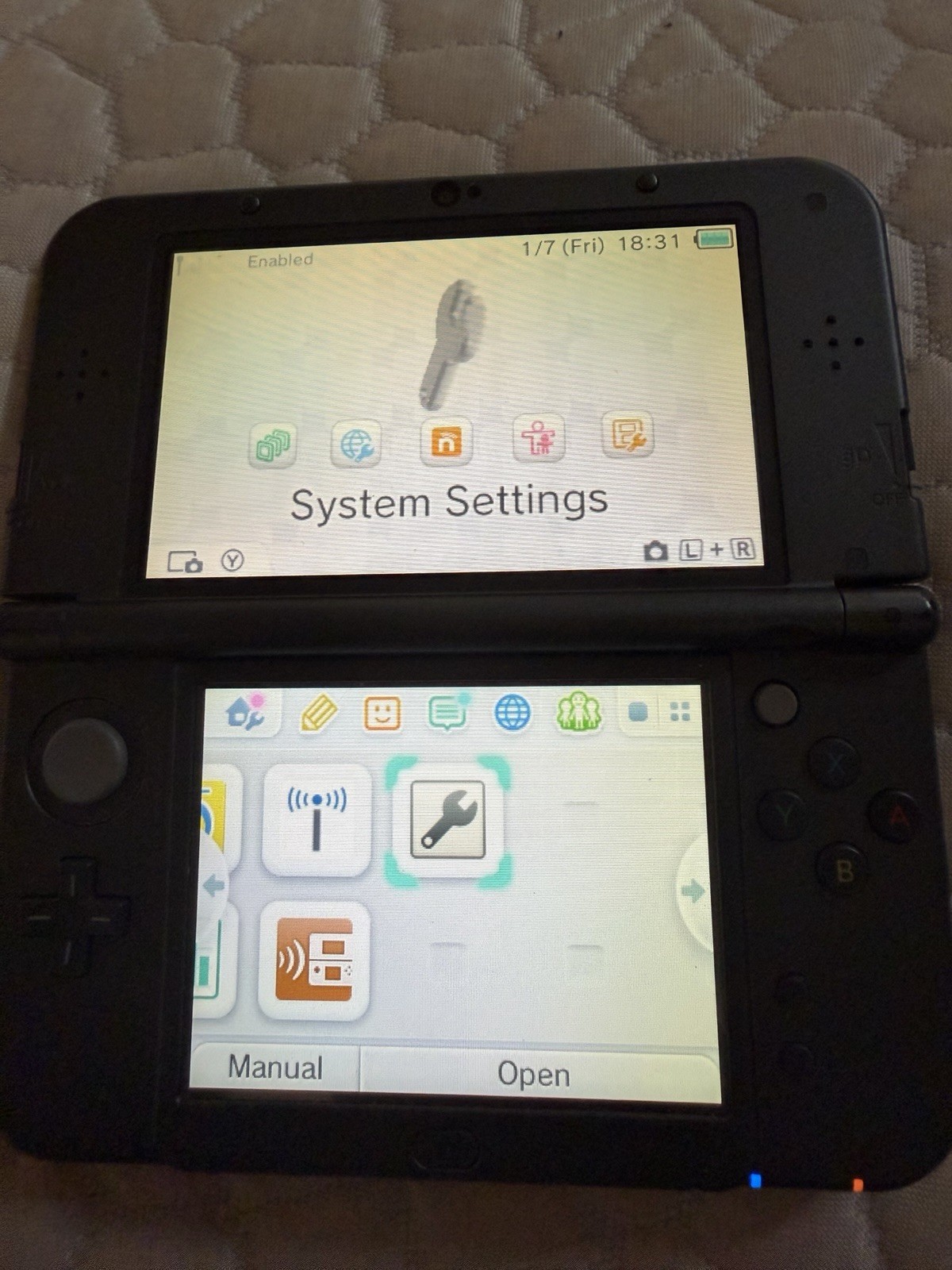 Nintendo New 3DS XL Handheld Gaming System Black Gray Good Shape w/ Charger