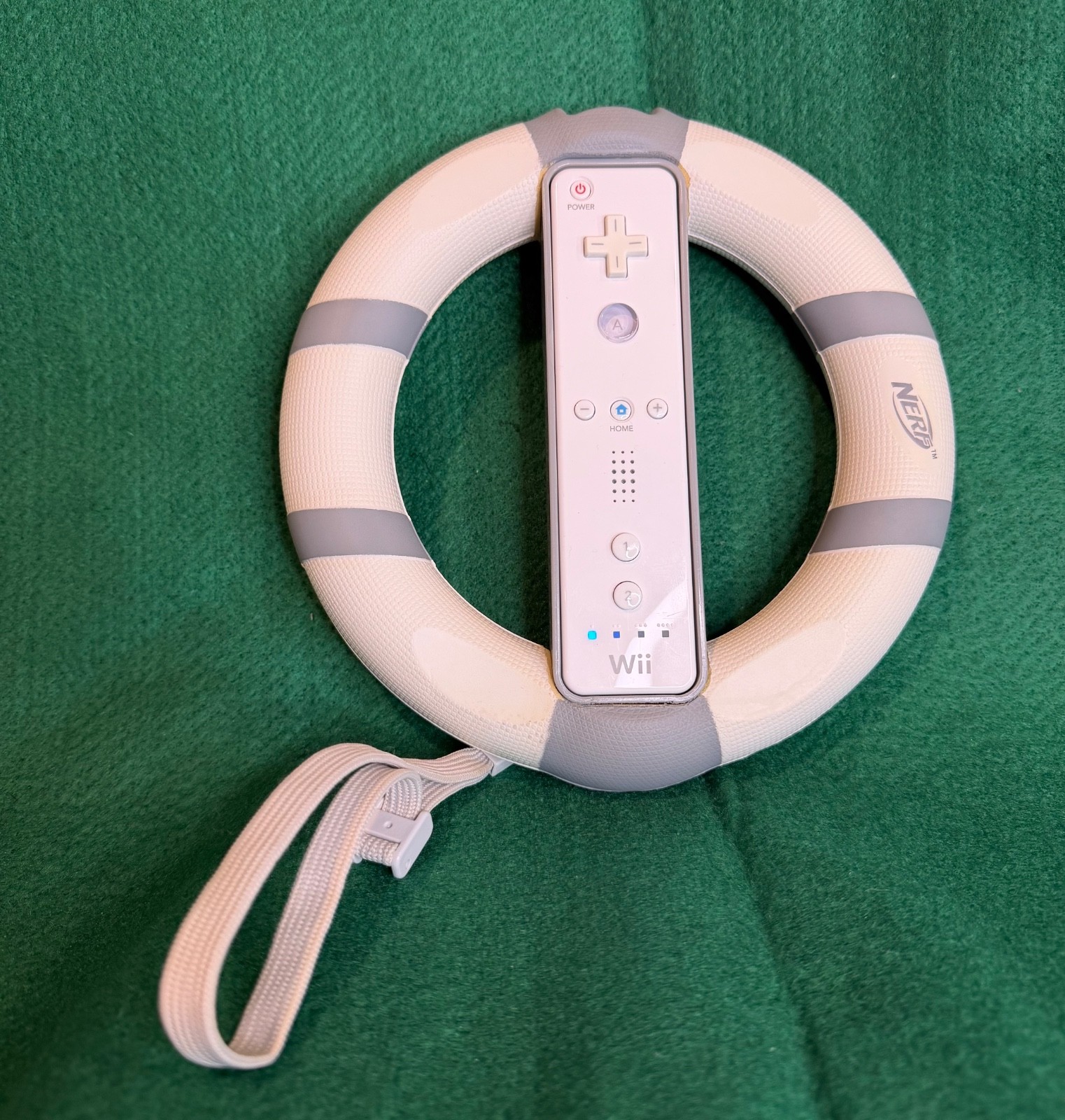 Nerf Nintendo Wii Racing Mario Kart Steering Wheel Gray & White 8″ w/ Wii Remote